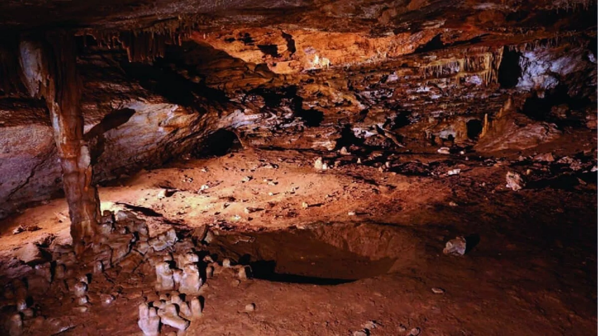 Scientists May Have Found A Year Old Kneeprint Deep Inside A French Cave And It Wasnt Made By An Animal Scaled