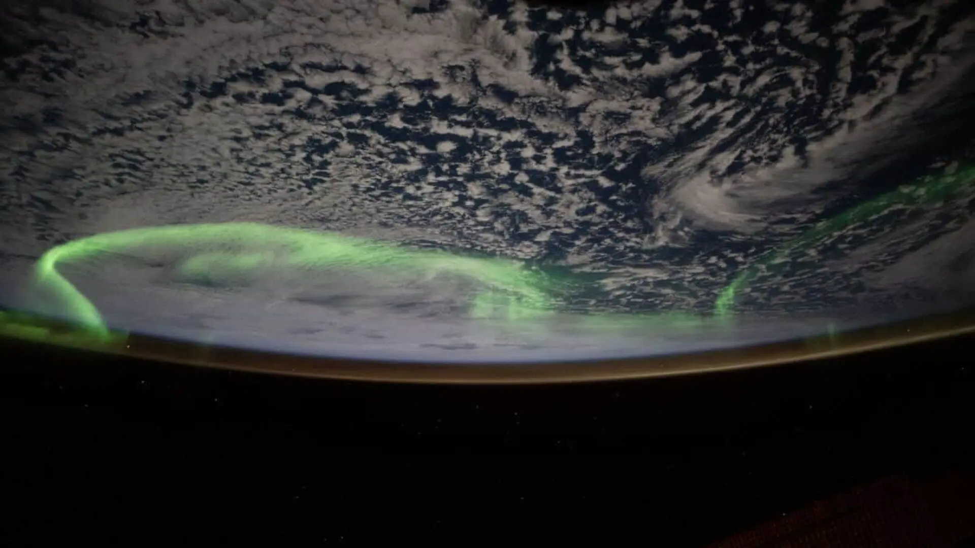Esa Astronaut Captures A Neon Green Aurora From Space Revealing A View Almost No Human Has Ever Seen Scaled