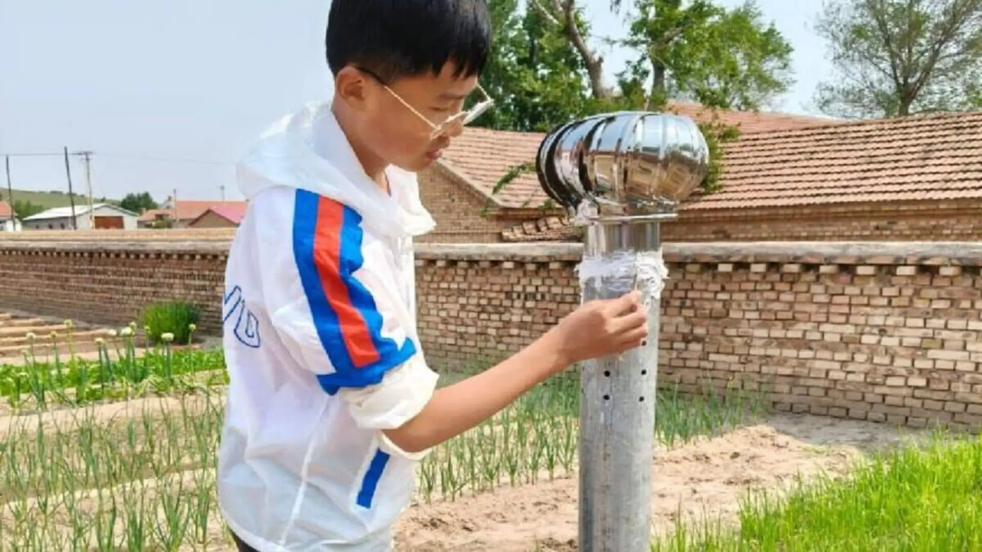 This 14 Year Old Built A System That Turns Invisible Air Moisture Into Water For One Very Specific Mission Scaled